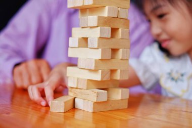 Bir dede torununa tahta kule oyunu öğretiyor..