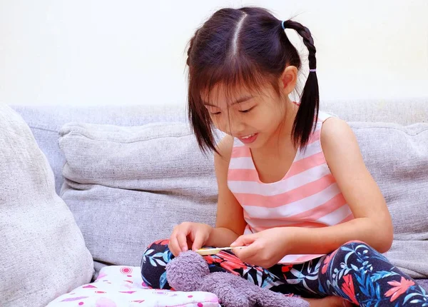 Uma Menina Asiática Bonito Jogando Enfermeira Com Seu Ursinho Pelúcia — Fotografia de Stock