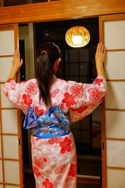Tylna Strona Kobiety Tradycyjnej Japońskiej Odzieży Yukata Spoglądającej Przez Balkon — Zdjęcie stockowe