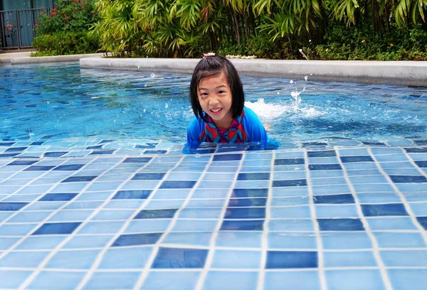 Ein Süßes Asiatisches Mädchen Lernt Schwimmen Tritt Gegen Ihre Beine — Stockfoto