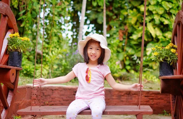 Słodka Azjatka Białym Kapeluszu Okularach Przeciwsłonecznych Bawiąca Się Huśtawce Parku — Zdjęcie stockowe