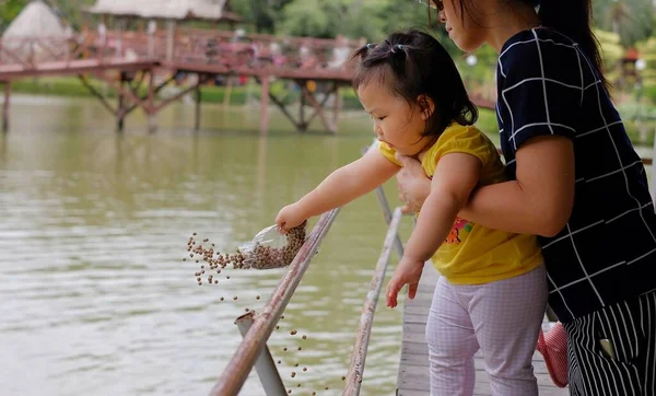 Una Bambina Sua Madre Che Allattano Pesci Uno Stagno Usando — Foto Stock