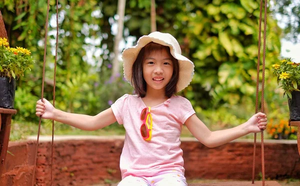 Uma Menina Asiática Bonito Com Chapéu Branco Óculos Sol Jogando — Fotografia de Stock