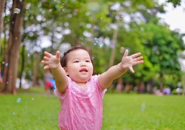 Ein Süßes Asiatisches Baby Spielt Mit Blasen Auf Einer Rasenfläche — Stockfoto