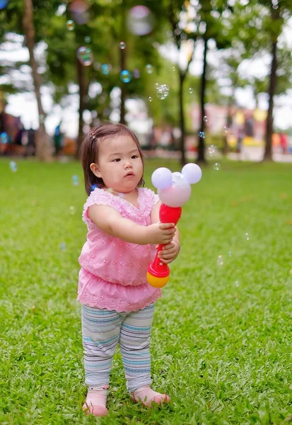 Ein Süßes Asiatisches Baby Spielt Mit Blasen Auf Einer Rasenfläche — Stockfoto