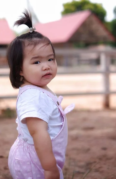 Ein Süßes Asiatisches Mädchen Steht Draußen Der Nähe Einer Scheune — Stockfoto