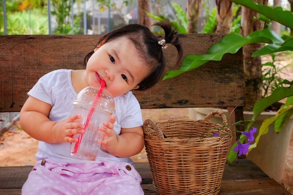 Ein Süßes Asiatisches Mädchen Sitzt Auf Einem Holzstuhl Trinkt Eine — Stockfoto