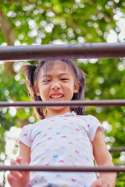산책로 꼭대기에서 내려다보고 귀여운 아시아인 소녀는 행복하고 미소짓고 — 스톡 사진