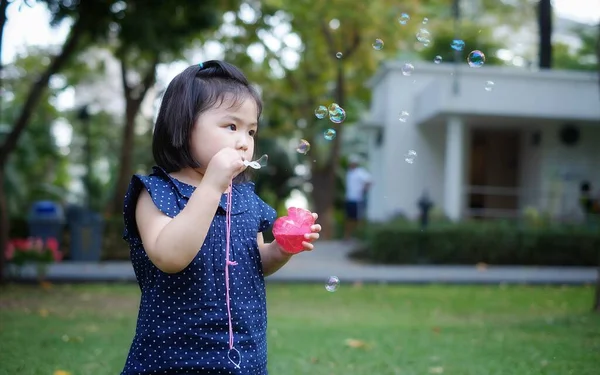 Симпатичная Азиатка Играет Парке Мыльными Пузырями Выдувая Воздух — стоковое фото