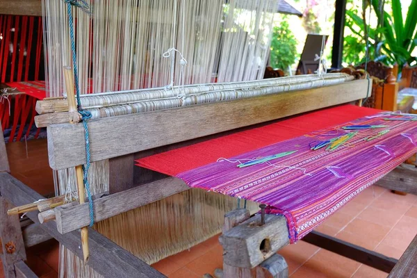 Tear Tecelagem Tradicional Com Fibra Algodão Colorido Sendo Tecido Roupas — Fotografia de Stock