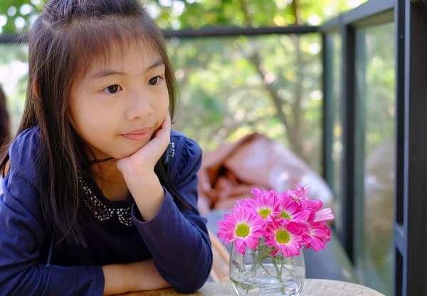 Ένα Χαριτωμένο Κορίτσι Από Την Ασία Πρόσωπό Της Αναπαύεται Στο — Φωτογραφία Αρχείου