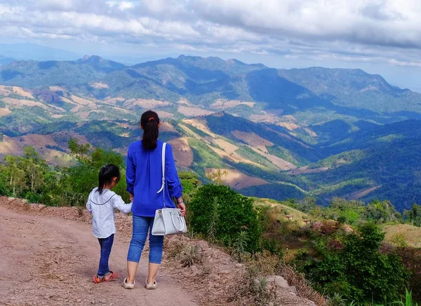 Una Vista Posteriore Madre Figlia Che Camminano Sentiero Lungo Montagna — Foto Stock