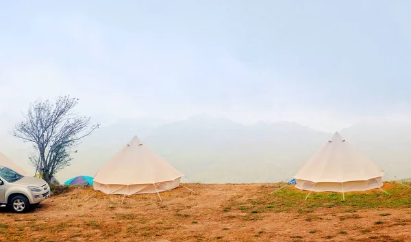 Vista Panorâmica Tendas Brancas Topo Colina Uma Manhã Pacífica Depois — Fotografia de Stock