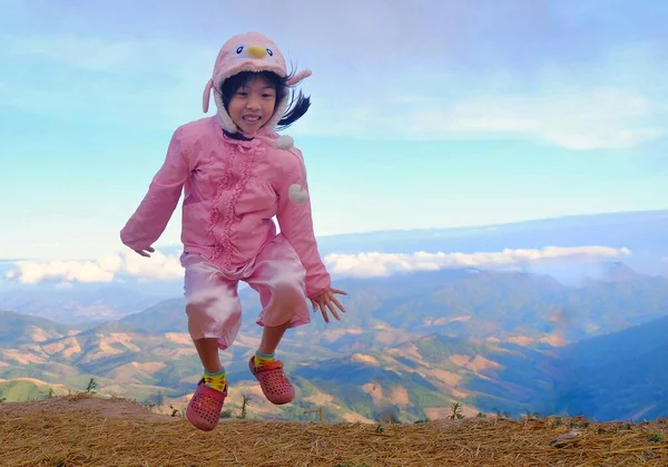 Una Ragazza Asiatica Carina Che Salta Gioia Sulla Cima Una — Foto Stock