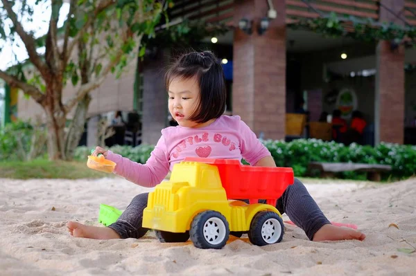 Seorang Gadis Asia Lucu Bermain Bak Pasir Dengan Mainan Plastik — Stok Foto
