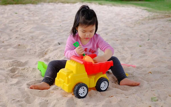 Ein Süßes Asiatisches Mädchen Spielt Einem Sandkasten Mit Bunten Plastikspielzeugen — Stockfoto