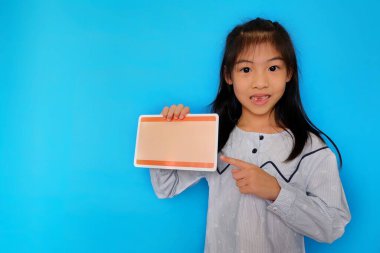 Açık mavi arka planda duran, elinde boş bir kağıt parçasıyla gülümseyen genç bir Asyalı kız..