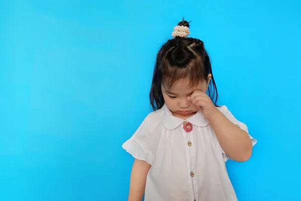 Uma Linda Criança Asiática Sentindo Chateada Chorando Enxugando Lágrimas Seu — Fotografia de Stock