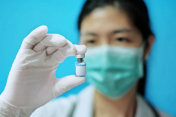 Una Médica Asiática Con Máscara Quirúrgica Guantes Goma Blanca Una — Foto de Stock