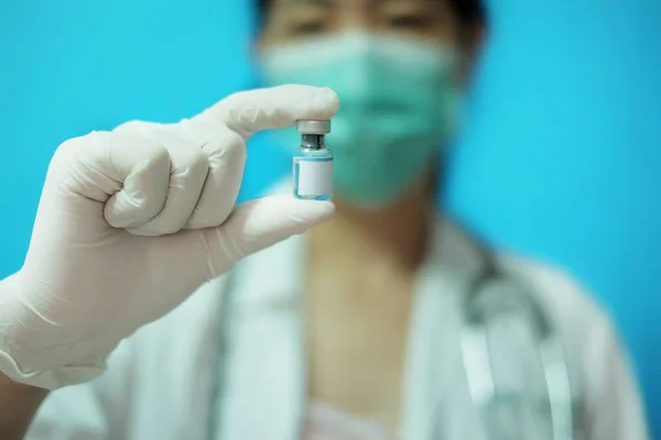 Médica Asiática Com Máscara Cirúrgica Luvas Borracha Branca Uma Clínica — Fotografia de Stock