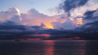 Pangsama beach, Mobalboal, Cebu Adası, keyifli bulut örtüsü ve ince dalgalar ile renkli bir günbatımı atış.