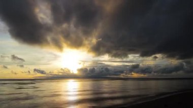 Dumaguete şehir shores, Negros oryantal, Filipinler ocean bakan bir renkli gündoğumu video. Cumulus bulutları renk kayması ve hareket, şekil değişikliği gösterir. Hızlı hareket (uzun pozlama zaman atlamalı sunulan).