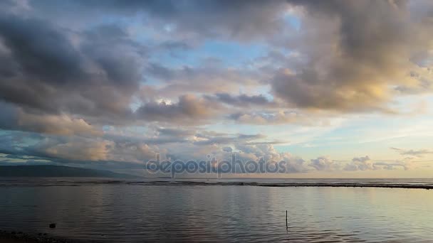 ドゥマゲテからビデオ曇り日の出海岸 ネグロス オリエンタル フィリピン セブ島は バック グラウンドで見ることができます 動きの速い 長時間露光時間の経過の提示 — ストック動画