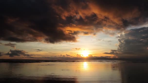 ドゥマゲテからビデオ別の黄金の日の出海岸 ネグロス オリエンタル フィリピン 太陽は雲の後ろに 地平線のすぐ上です 動きの速い 長時間露光時間の経過の提示 — ストック動画