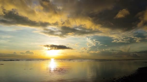 ドゥマゲテからビデオ別の黄金の日の出海岸 ネグロス オリエンタル フィリピン それは静かな海で地平線の上に太陽を示しています 動きの速い 長時間露光時間の経過の提示 — ストック動画