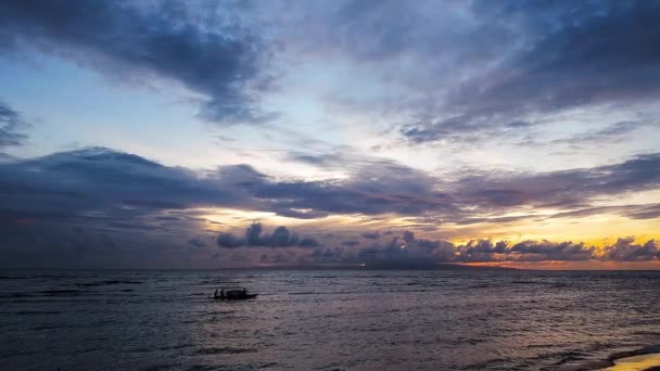 Sebuah Video Berwarna Warni Matahari Terbit Dari Pantai Kota Dumaguete — Stok Video