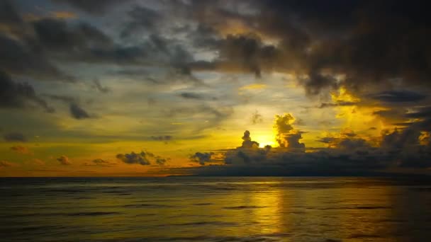 ドゥマゲテ ネグロス オリエンタル フィリピンから海に面した黄金日の出ビデオ それは動きを示しています 形状変化と色のシフト積雲の雲 高速な動き 長時間露光時間の経過として提示 — ストック動画