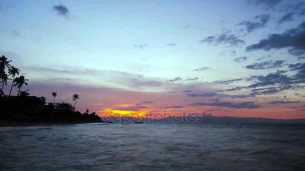 Alegria 宿务岛的彩色日落的时间推移视频 视频显示了云的运动以及海浪的海洋 有棕榈树的海岸线的剪影在背景可以被看见 — 图库视频影像