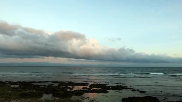 来自菲律宾宿务岛 Alegria 海岸的日出视频 在地平线上可以看到内格罗斯岛 显示为快速运动 长曝光时间失效 — 图库视频影像