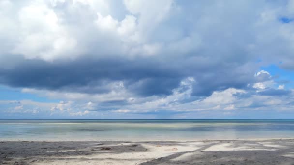 Zeitraffer Einer Friedlichen Wolkenbewegung Frühen Morgen Über Dem Ruhigen Ozean — Stockvideo