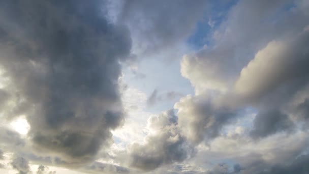 Video Lapso Tiempo Nubes Cúmulos Moviéndose Cambiando Forma Situado Contra — Vídeos de Stock