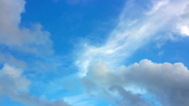 Plan Temporel Nuages Cumulus Déplaçant Changeant Forme Contre Ciel Bleu — Video