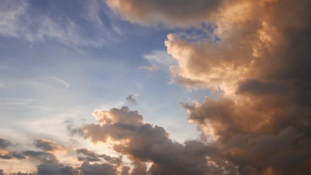 Video Lapso Tiempo Que Muestra Movimiento Transformación Nubes Ardientes Durante — Vídeos de Stock