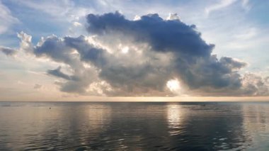 Çok sakin, yüksek gelgit Dumaguete şehir gün doğumu video. Yerel balıkçı tekneleri uzaktan görülebilir.