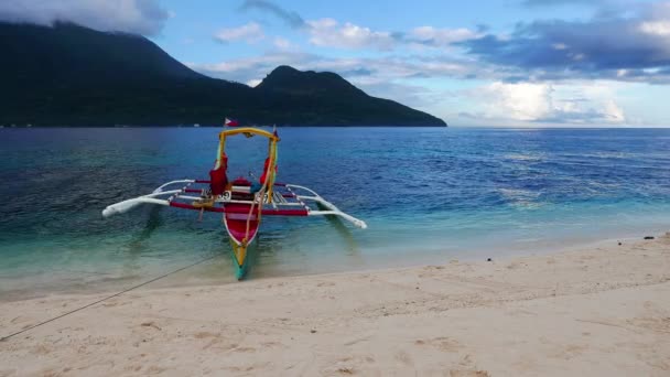 White Sand Beach White Island Facing Camiguin Traditional Boat Banca — Stock Video