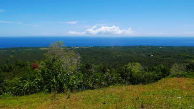 Mount Hibok Hibok volkan Gözlemevi görünümünden; Camiguin Island, Filipinler. Doğal aktif yanardağ florası görülebilir, uzaktan sahil kentleri yanı sıra.