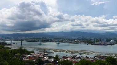 Mactan Island, Cebu City için bağlanma köprüden de dahil olmak üzere bir görüntü. Sahilde bir gecekondu alanı da videoda görülebilir.