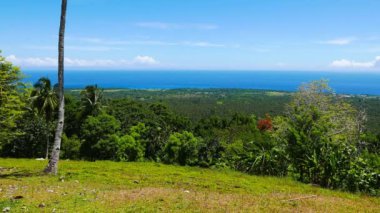Mount Hibok Hibok volkan Gözlemevi görünümünden; Camiguin Island, Filipinler. Doğal aktif yanardağ florası görülebilir, uzaktan sahil kentleri yanı sıra.