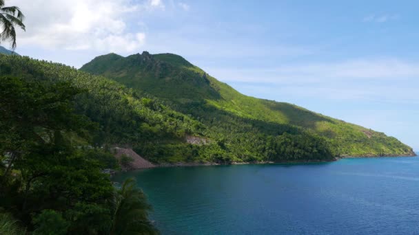 Video Tratto Scogliere Mambajao Camiguin Mostra Oceano Fogliame Naturale Dolci — Video Stock