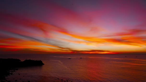 Vídeo Pôr Sol Carmesim Das Belas Margens Ilha Camiguin Silhuetas — Vídeo de Stock