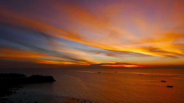从美丽的甘米银岛海岸的一个绯红的日落视频 当地渔船的剪影可以看到巡航周围 — 图库视频影像