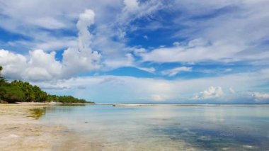 San Juan, Siquijor Adası toz beyaz kum plajları renkli bir klip; gelgit tarafından geride sığ havuzlarından alınan.