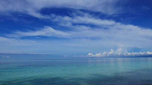 Duidelijke Kalme Wateren Van Oceaan Onder Heldere Blauwe Hemel Schot — Stockvideo