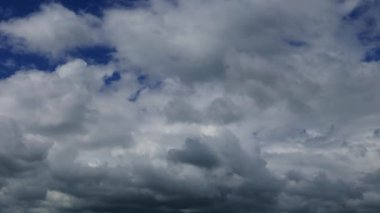 Bir zaman atlamalı paralaks hareket ve bulutlar dönüşümün büyük derinlemesine gösteren video. Orta gün alınan. 