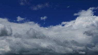 Bir zaman atlamalı paralaks hareket ve bulutlar dönüşümün büyük derinlemesine gösteren video. Orta gün alınan. 