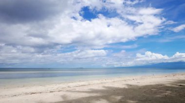 Başka bir yatıştırıcı kırpmak--dan mavi Siquijor Adası kıyıları. Apo Adası silüeti-ebilmek var olmak seen ufukta.